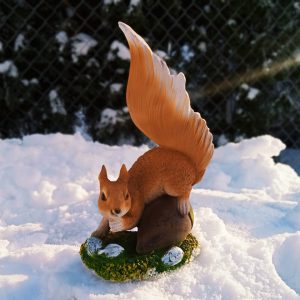 Садовая фигура Белка на большом орехе, 22 см.