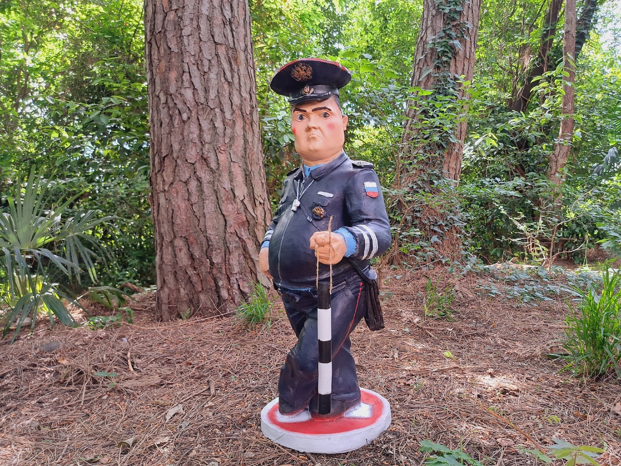 Садовая фигура Гаишник на знаке 83х45 см. — изображение 5